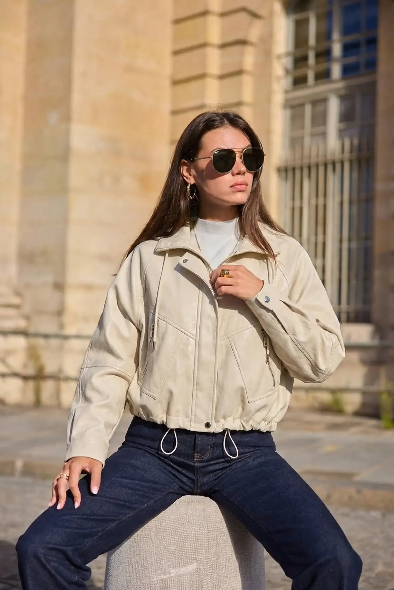 Bež ženska jakna i tamne farmerke — Casual look